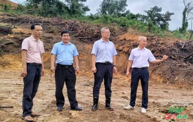 艾轶伦实地调研牛岭农场公司榴莲蜜种植基地建设情况。梅继林 摄